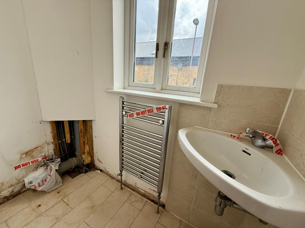 Lot: 62 - THREE-BEDROOM TERRACE HOUSE - Downstairs W.C.